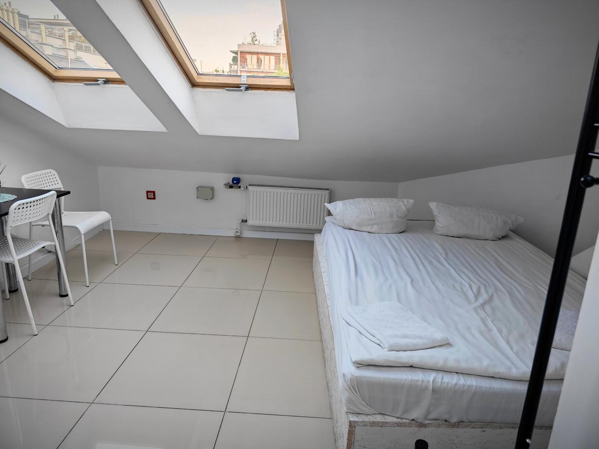 Apartamenty Hoza Attic Studio Варшава Стая снимка