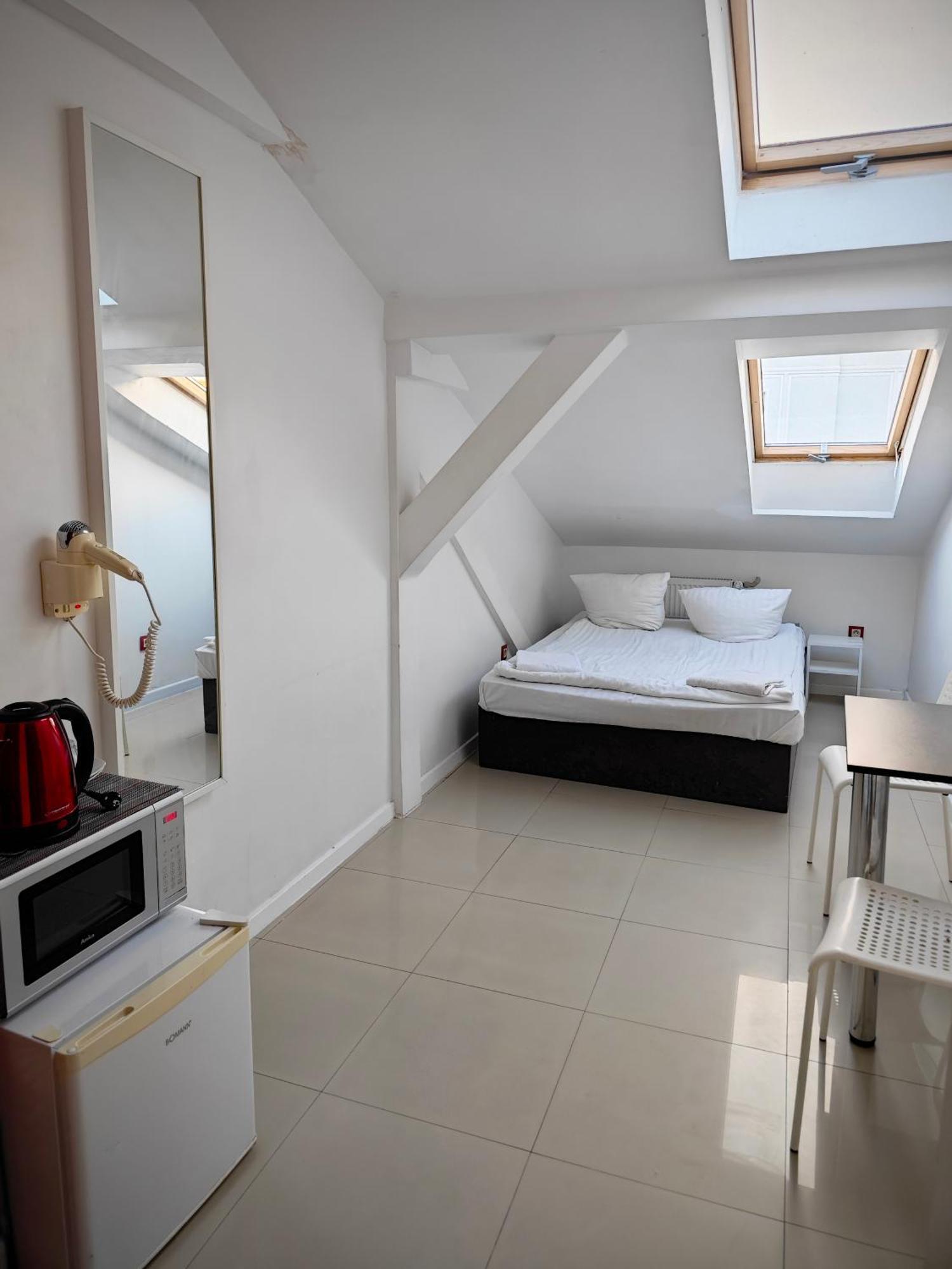 Apartamenty Hoza Attic Studio Варшава Стая снимка