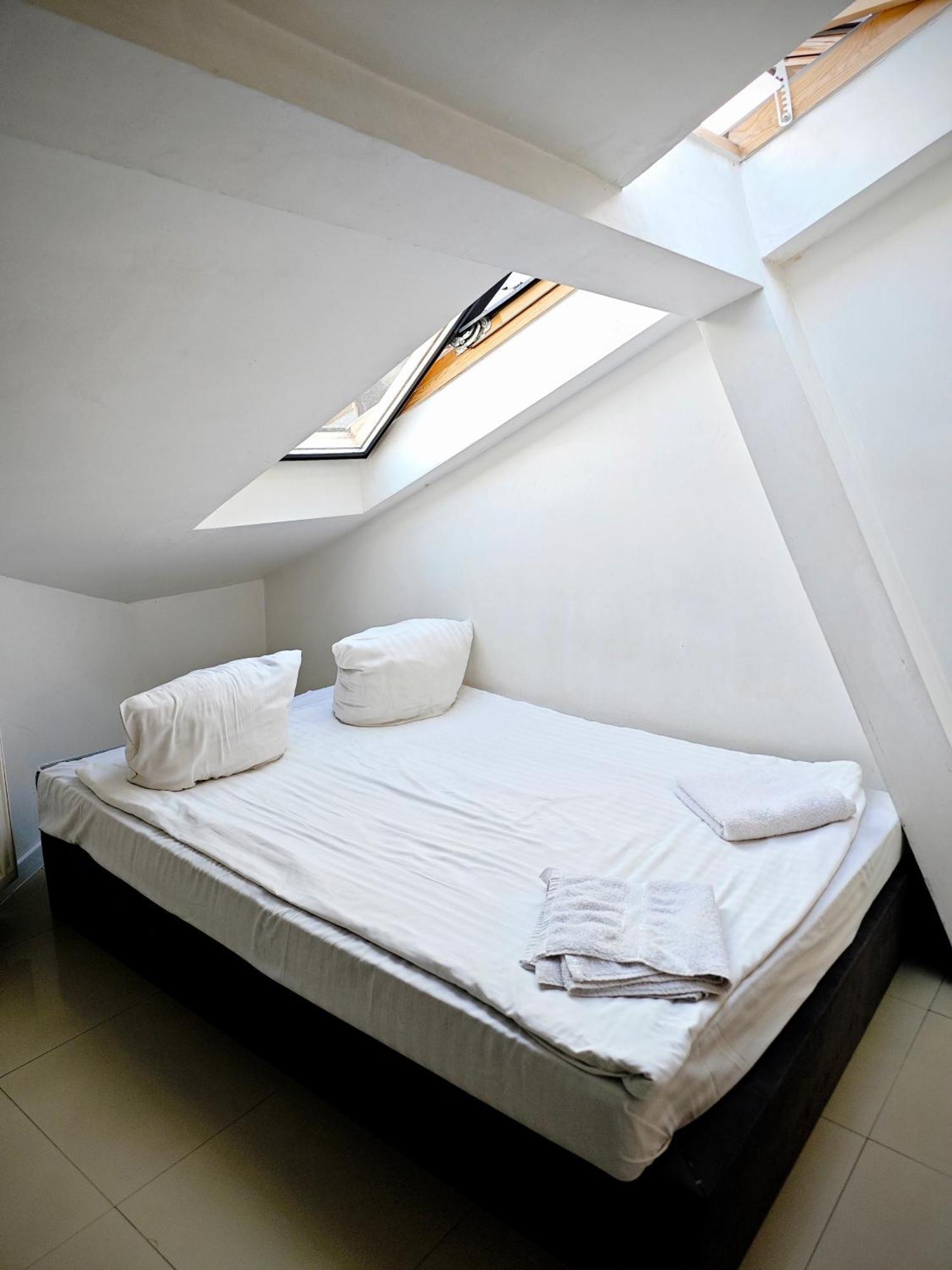 Apartamenty Hoza Attic Studio Варшава Стая снимка