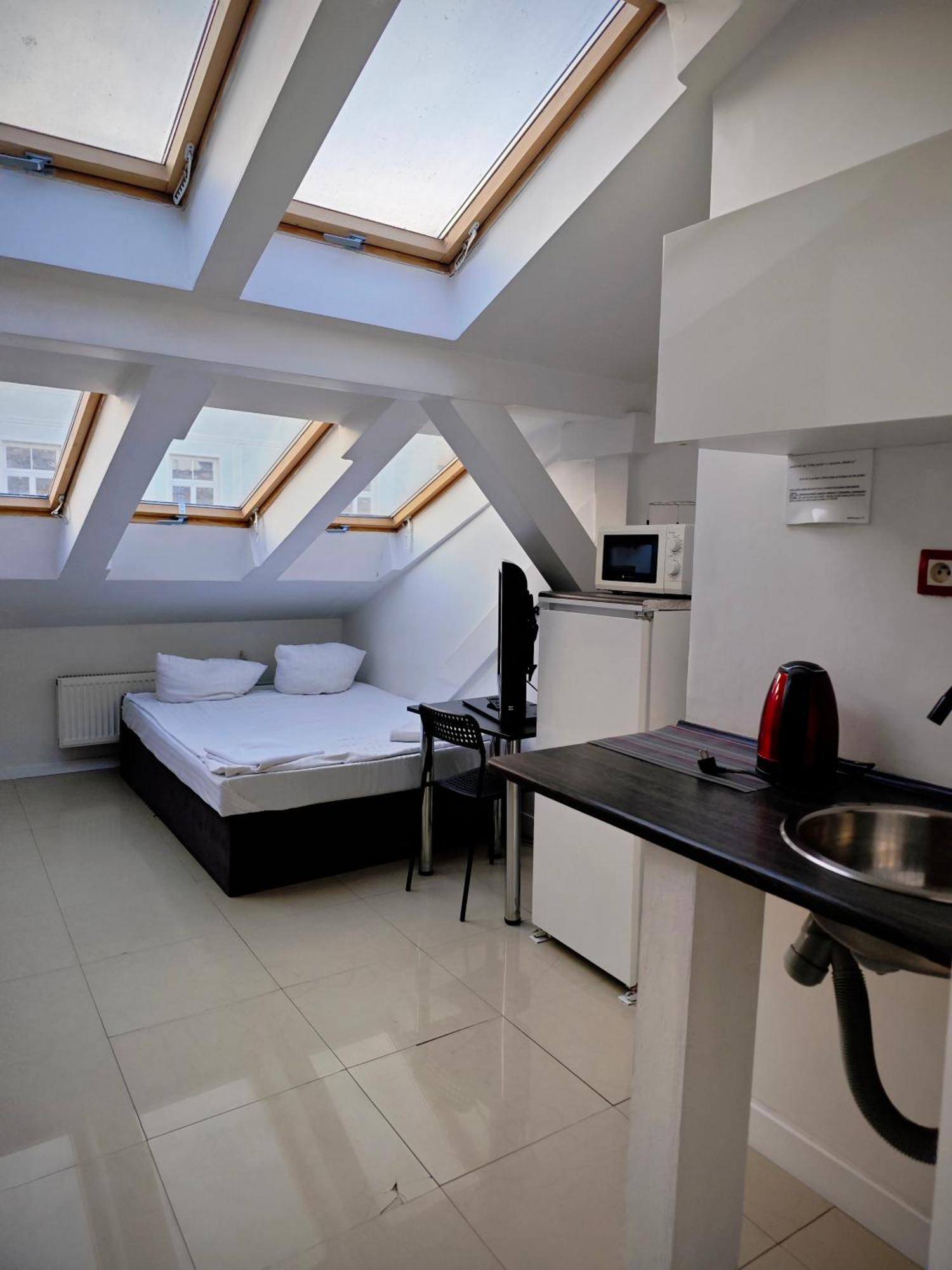 Apartamenty Hoza Attic Studio Варшава Стая снимка